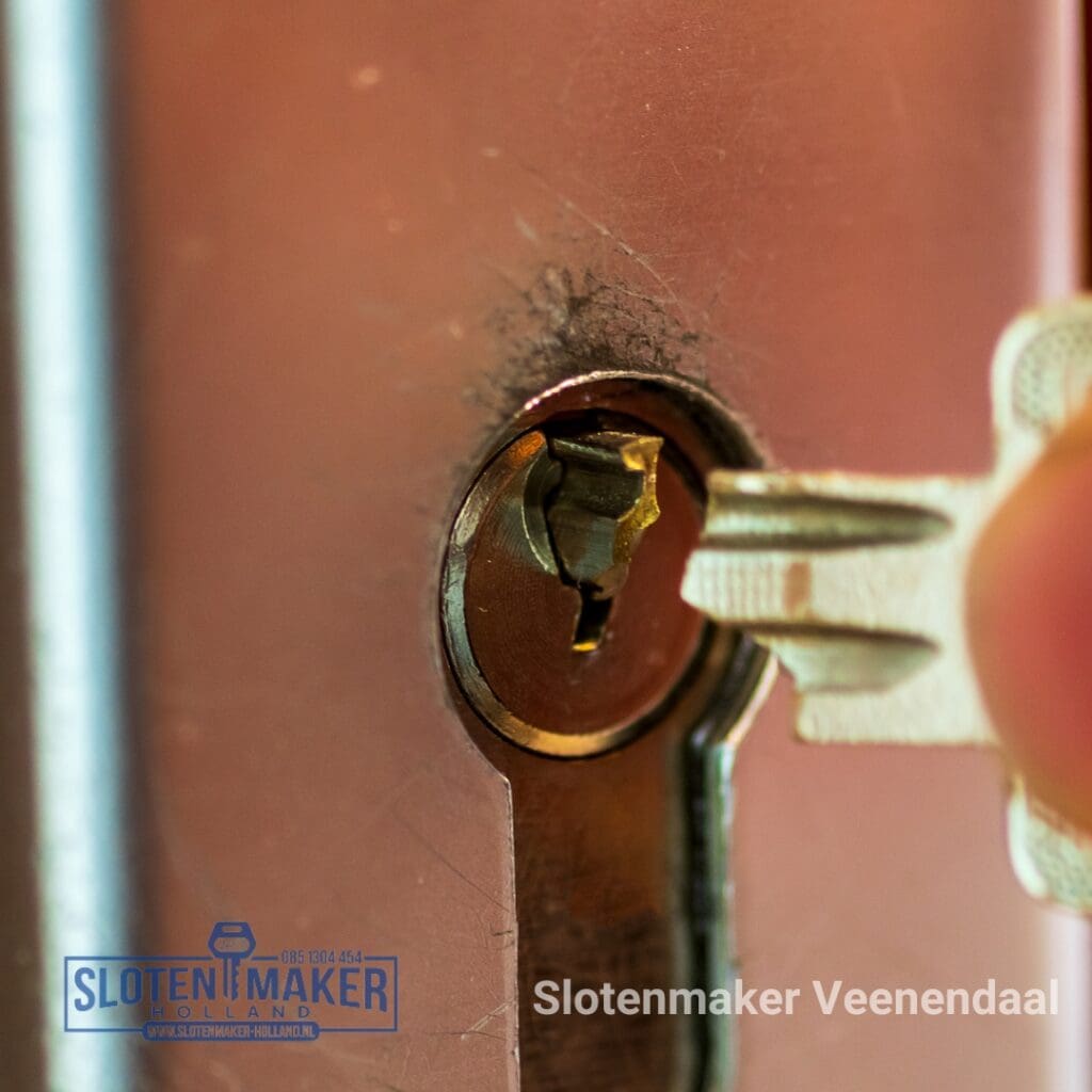 Slotenmaker Veenendaal repareert een afgebroken sleutel uit slot